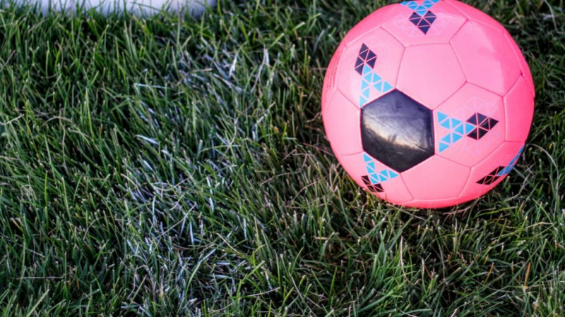 Pouvez-vous garder un ballon de football qui entre dans les gradins ? – Authority Soccer