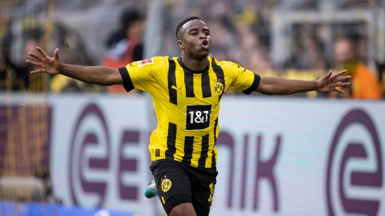Chelsea cible Moukoko riposte aux rumeurs de contrat de Dortmund